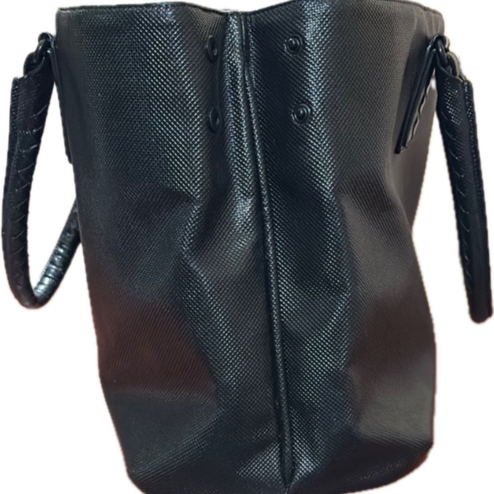 Bottega Veneta Black Leather Tote with Minimalist Design - Picture 4 of 6